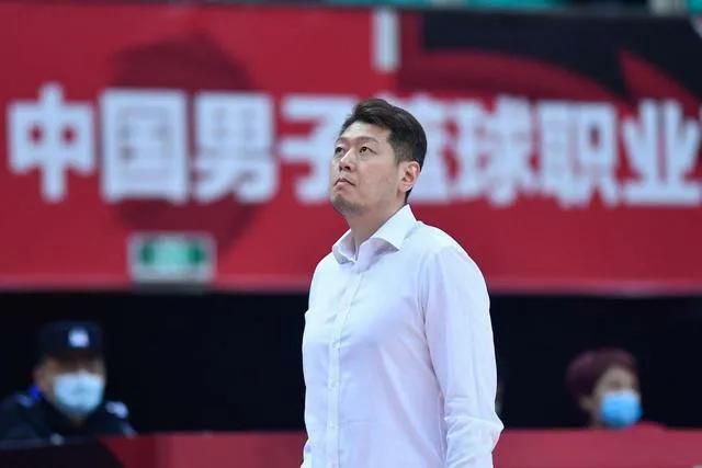 美妇翘起淫臀
